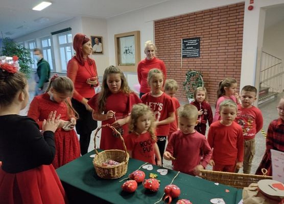 Uczniowie biorący udział w kiermaszu