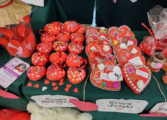 Walentynkowe drobiazgi do sprzedaży podczas kiermaszu