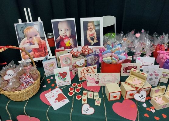 Walentynkowe drobiazgi do sprzedaży podczas kiermaszu