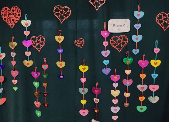 Walentynkowe drobiazgi do sprzedaży podczas kiermaszu