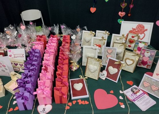 Walentynkowe drobiazgi do sprzedaży podczas kiermaszu