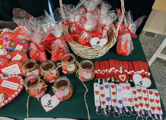 Walentynkowe drobiazgi do sprzedaży podczas kiermaszu