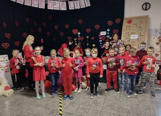 Zdjęcie grupowe uczestników kiermaszu