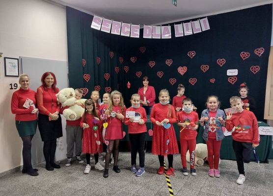 Zdjęcie grupowe uczestników kiermaszu