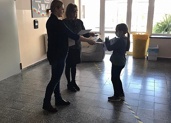 Pani wicedyrektor i pedagog wręczają uczennicy dyplom