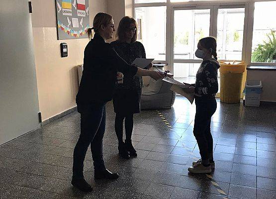 Pani wicedyrektor i pedagog wręczają uczennicy dyplom