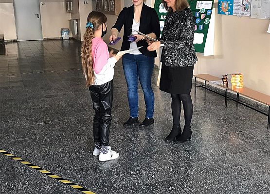 Pani wicedyrektor i pedagog wręczają uczennicy dyplom