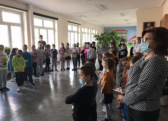 Uczniowie podczas ogłaszania wyników konkursu