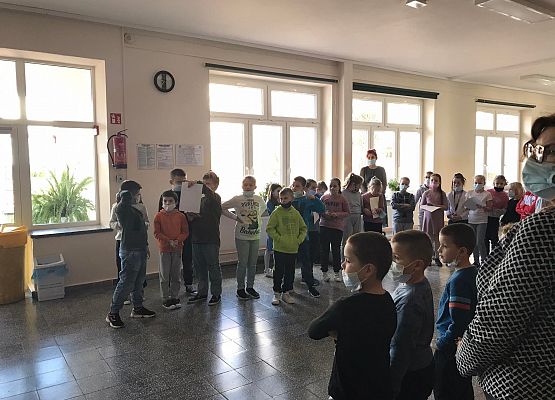 Uczniowie podczas ogłaszania wyników konkursu