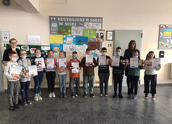 Zdjęcie grupowe dzieci z dyplomami, z panią wicedyrektor i panią pedagog