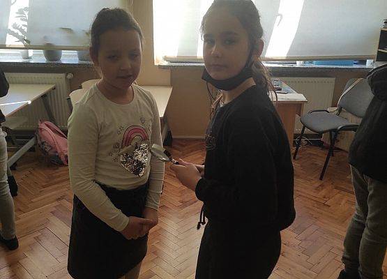 Uczniowie za pomocą lupy obserwują swoje emocje