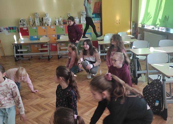 Uczniowie odgrywają scenkę