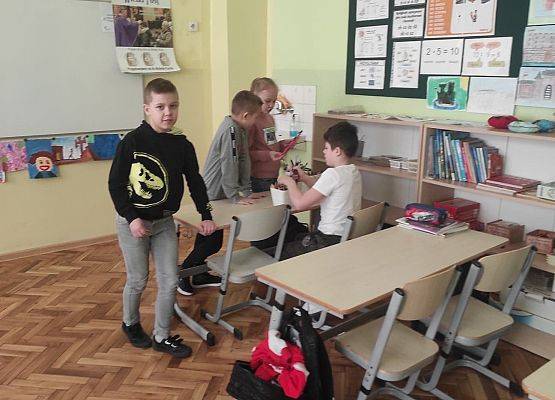 Uczniowie odgrywają scenkę