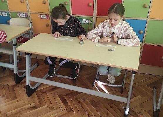 Uczniowie odnajdują za pomocą lupy ukryte w tekście emocje