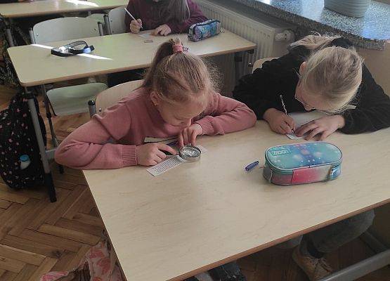 Uczniowie odnajdują za pomocą lupy ukryte w tekście emocje