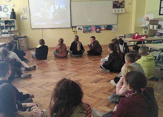 Uczniowie oglądają film edukacyjny