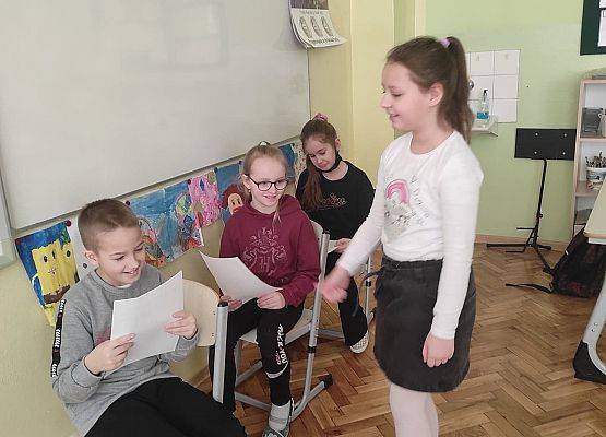 Uczniowie odgrywają scenkę o emocjach