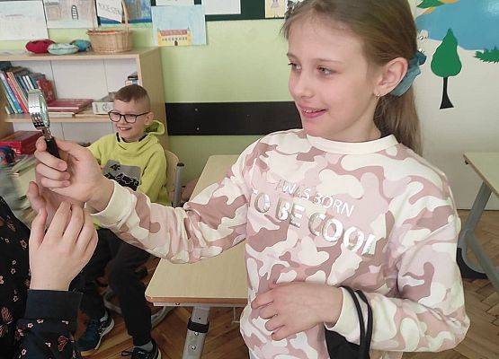 Uczniowie za pomocą luby badają swoje emocje