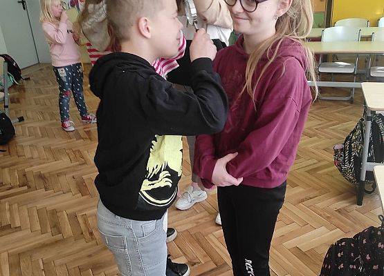 Uczniowie ukazują swoje emocje