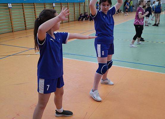 Zawodniczki podczas gry w piłkę siatkową