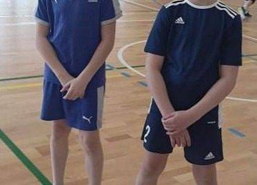 Zawodnicy podczas gry w piłkę siatkową