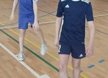 Zawodnicy podczas gry w piłkę siatkową