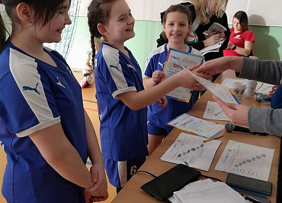 Zawodniczki odbierają dyplomy