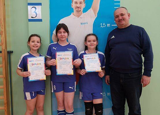 Uczennice z nauczycielem