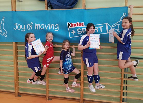 Dziewczynki po meczu pozują do zdjęcia