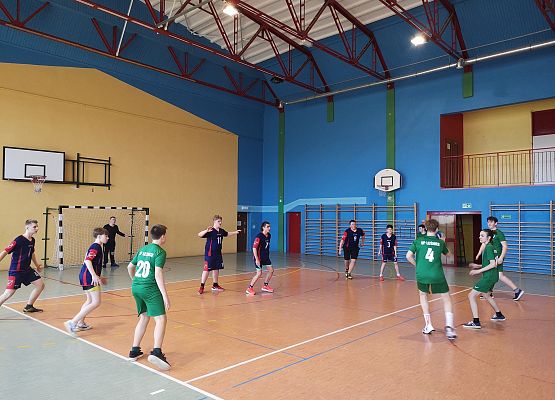 Zawodnicy podczas gry w piłę