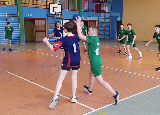 Zawodnicy podczas gry w piłę