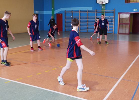 Zawodnicy podczas gry w piłę