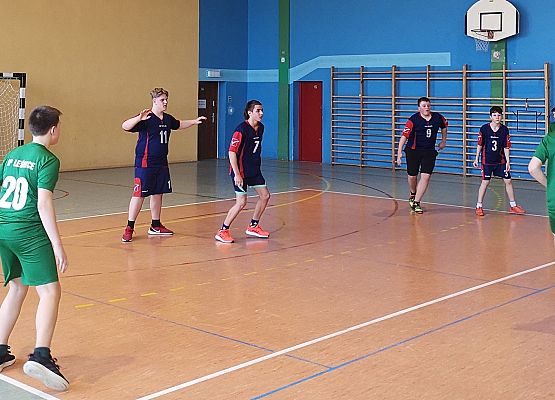 Zawodnicy podczas gry w piłę