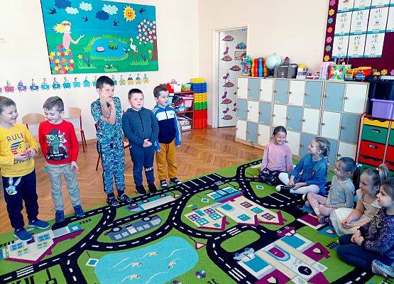 Chłopcy śpiewają dziewczynkom