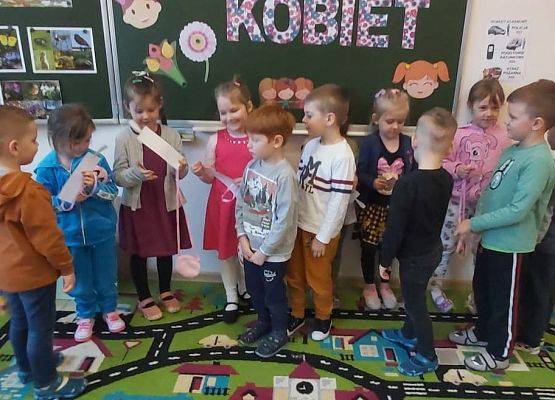 Dzieci stoją przed tablicą