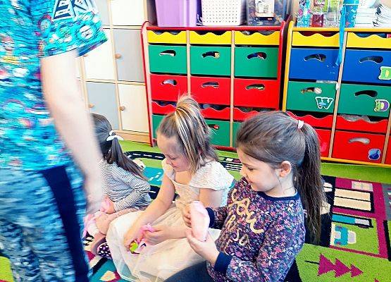 Chłopiec wręcza upominek dziewczynce