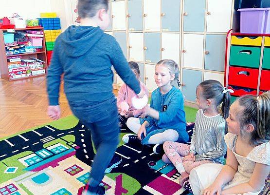 Chłopiec wręcza upominek dziewczynce