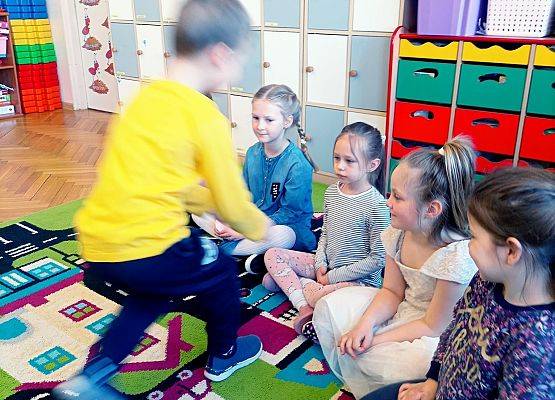 Chłopiec wręcza upominek dziewczynce