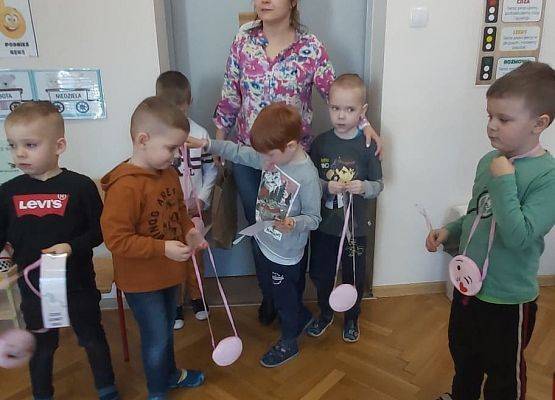 Chłopcy trzymają upominki dla dziewczynek