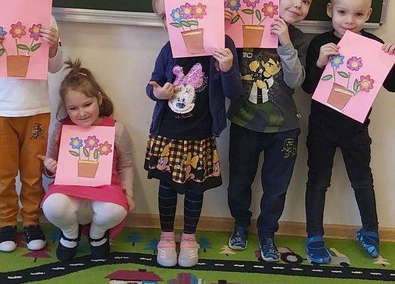 Dzieci pokazują laurki