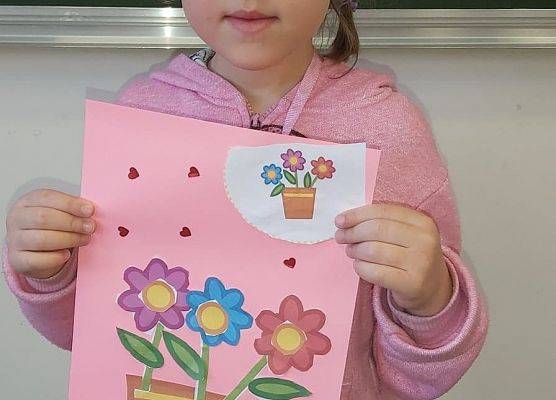 Dziewczynka prezentuje obrazek