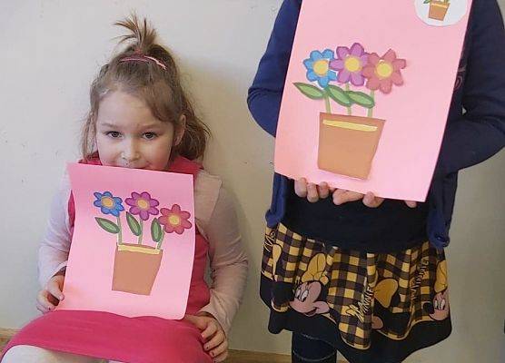 Dziewczynki prezentują wykonane obrazki