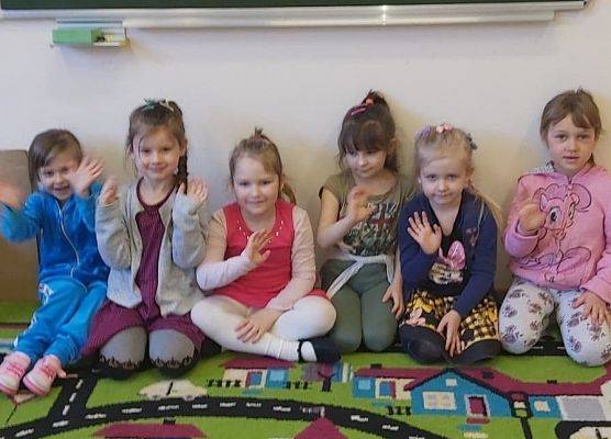 Dziewczynki siedzą ba podłodze