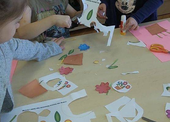 Dziewczynki wycinają papierowe kwiatki