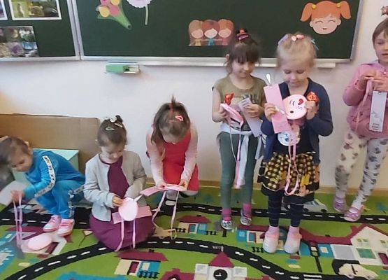 Dziewczynki oglądają upominki