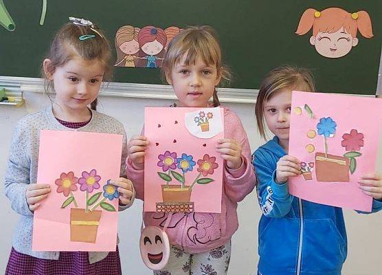 Dziewczynki prezentują wykonane obrazki