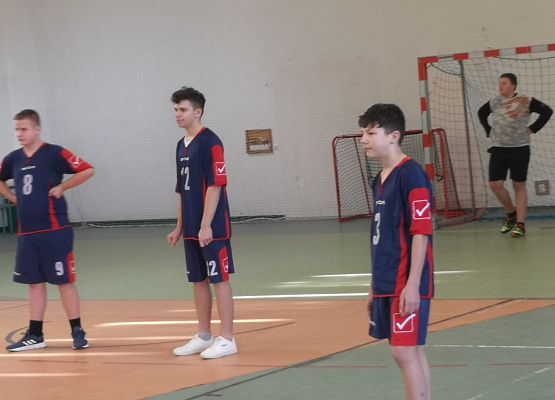 Zawodnicy na boisku podczas gry w piłkę