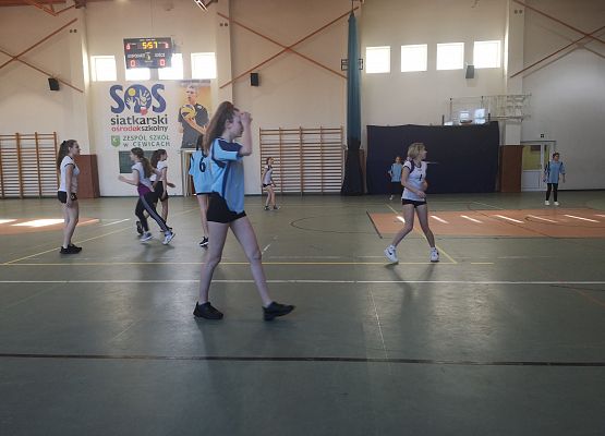 Zawodniczki na boisku podczas gry w piłkę