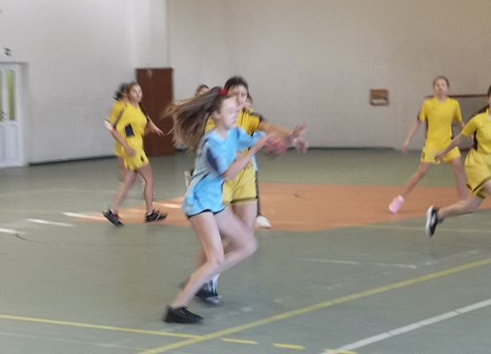 Zawodniczki na boisku podczas gry w piłkę