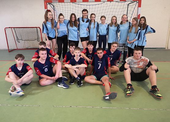 Zdjęcie grupowe uczestników zawodów z trenerem